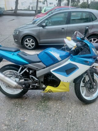 Moto Kymco 125cc Deportiva Azul/blanca/amarilla