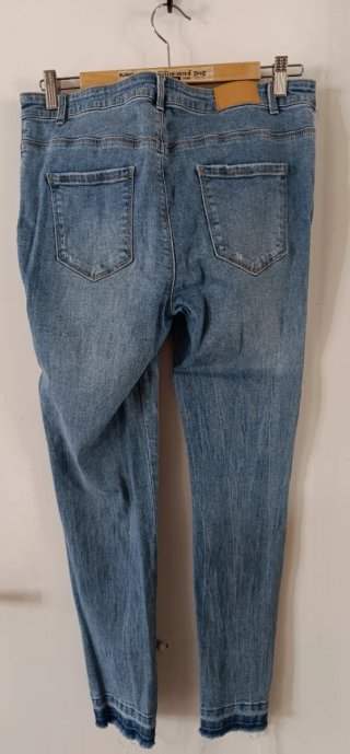 Pantalón vaquero pitillo elástico bordado floral