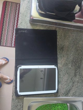 Tablet Lenovo Blanca y Negra + funda