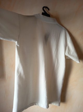 Polo blanco con detalle de cuadros