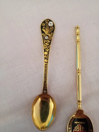 Juego de 2 Cucharas Decorativas Doradas