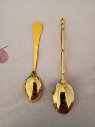 Juego de 2 Cucharas Decorativas Doradas