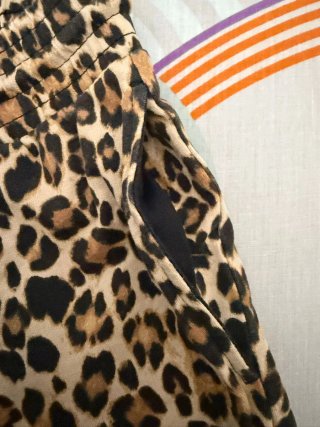 Pantalón chándal estampado leopardo