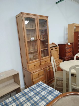 Mueble de salón de madera y cristal