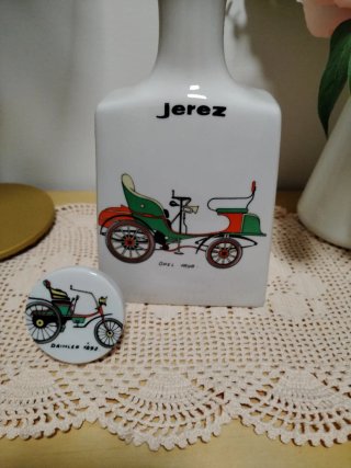 Botella cerámica Jerez coche antiguo