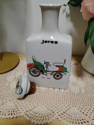 Botella cerámica Jerez coche antiguo