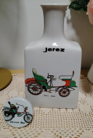 Botella cerámica Jerez coche antiguo