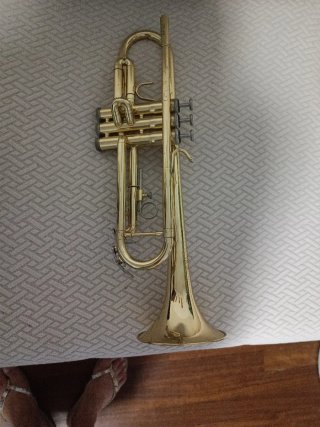 Trompeta  Júpiter  JTR -308 dorada con estuche