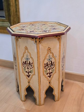 Mesa auxiliar artesanal de madera