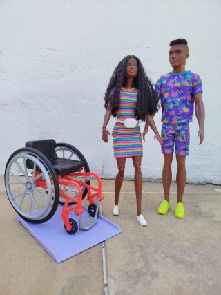 Barbie en silla de ruedas y Ken
