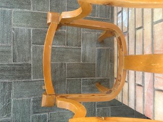Silla infantil antigua de madera y cuero