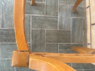 Silla infantil antigua de madera y cuero