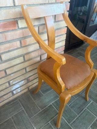 Silla infantil antigua de madera y cuero
