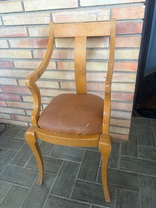 Silla infantil antigua de madera y cuero