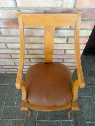 Silla infantil antigua de madera y cuero