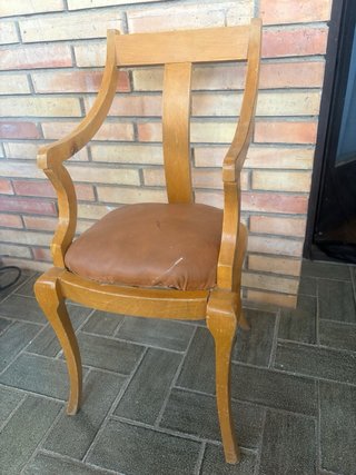 Silla infantil antigua de madera y cuero
