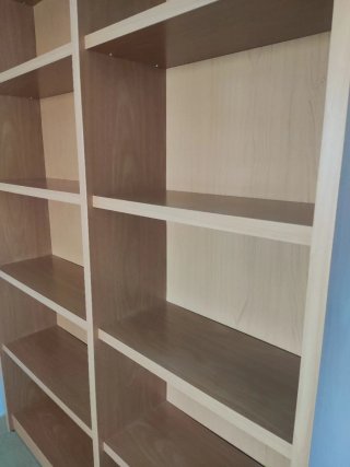 Estantería de maderacon separación.