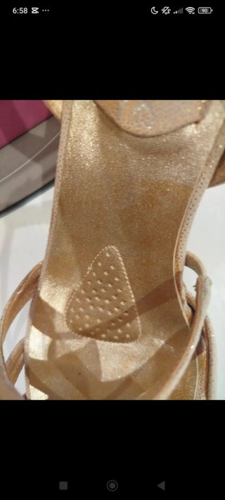 Sandalias doradas para ocasión especial
