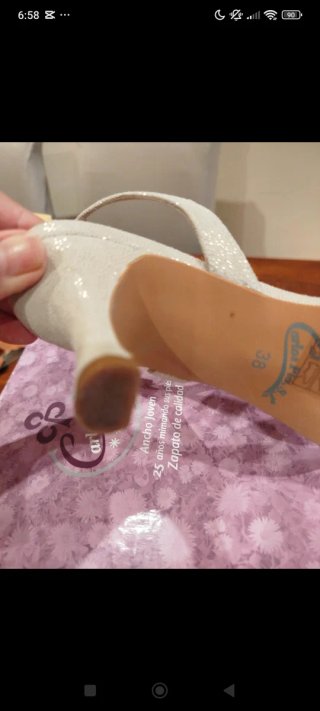 Sandalias doradas para ocasión especial