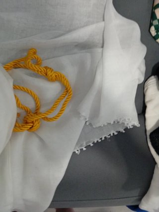 Shemagh blanco con cordón amarillo
