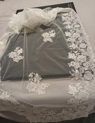 Mantilla fallera media luna blanca encaje
