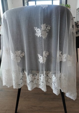 Mantilla fallera media luna blanca encaje