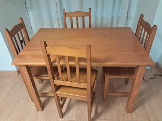 Mesa de pino con 4 sillas