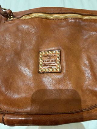 Borsa Campomaggi in pelle marrone con dettagli dorati