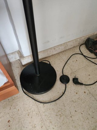 Lámpara de pie negra