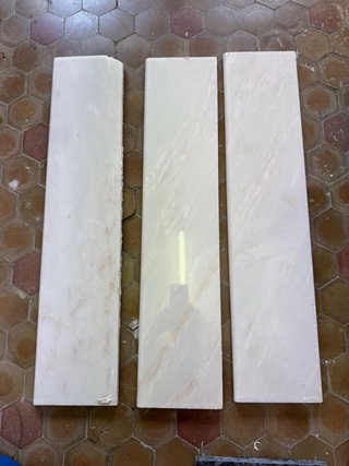 Estanterías de mármol beige y blanco