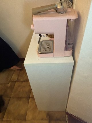 Mesa auxiliar blanca con cajones