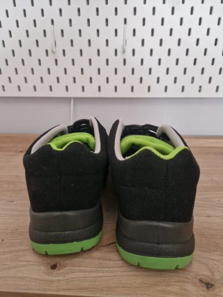 Zapatos de seguridad Diadora negros y verdes