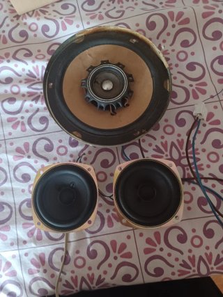 Altavoces Negro y Dorado