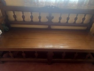 Banca de madera antigua muy bien conservada