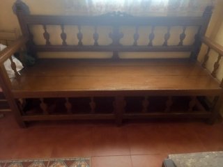 Banca de madera antigua muy bien conservada