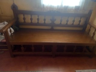 Banca de madera antigua muy bien conservada
