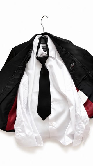 Traje negro y blanco