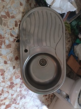 Fregadero de metal plateado