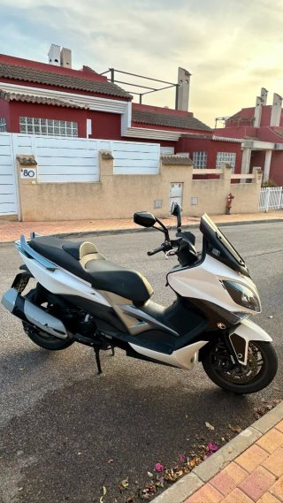 Kymco Maxi Scooter Blanca y Negra