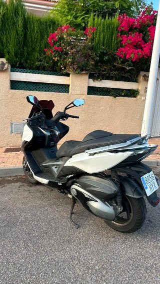 Kymco Maxi Scooter Blanca y Negra