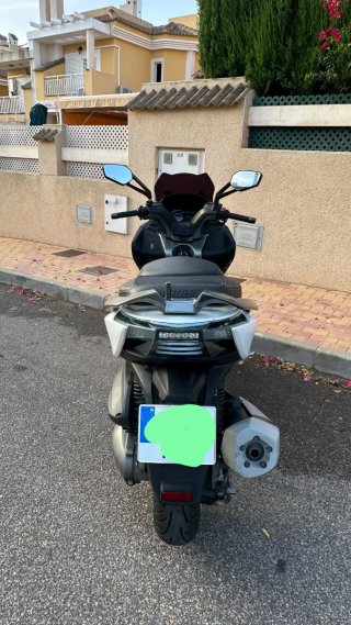 Kymco Maxi Scooter Blanca y Negra