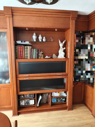 Mueble de comedor de madera y cristal. Urge vender