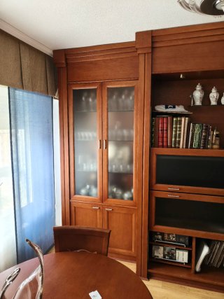 Mueble de comedor de madera y cristal. Urge vender