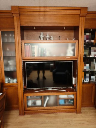 Mueble de comedor de madera y cristal. Urge vender