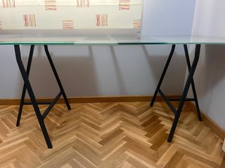 Escritorio de cristal y metal