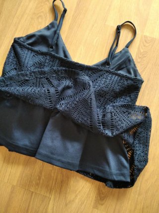 Top azul con volantes