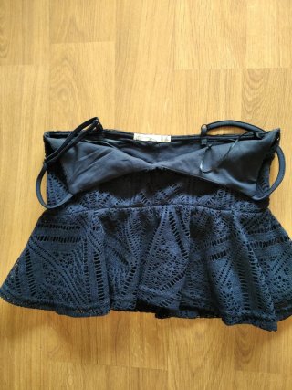 Top azul con volantes