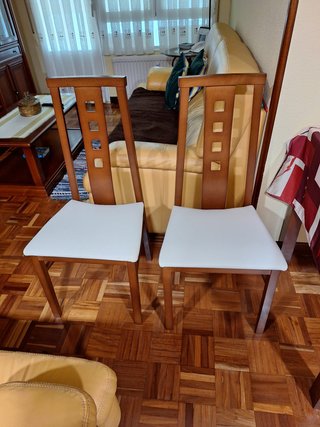 Mesa de comedor y 4 sillas de madera