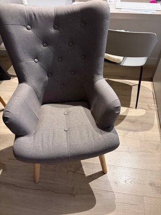 Sillón orejero gris verdoso