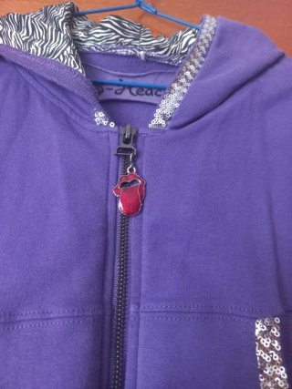 Chaleco Morado con Detalles Plateados